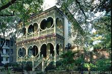 викторианский дом с двухуровневой террасой